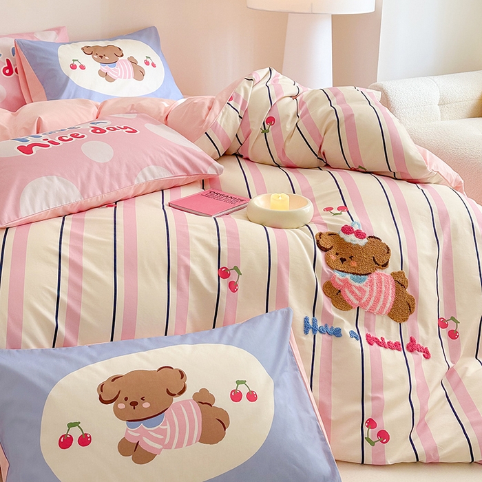 91家纺网 家纺一手货源 找家纺 锦彩家居 2025新款全棉13372数码印花毛巾绣四件套（提供买家秀） 樱桃小狗