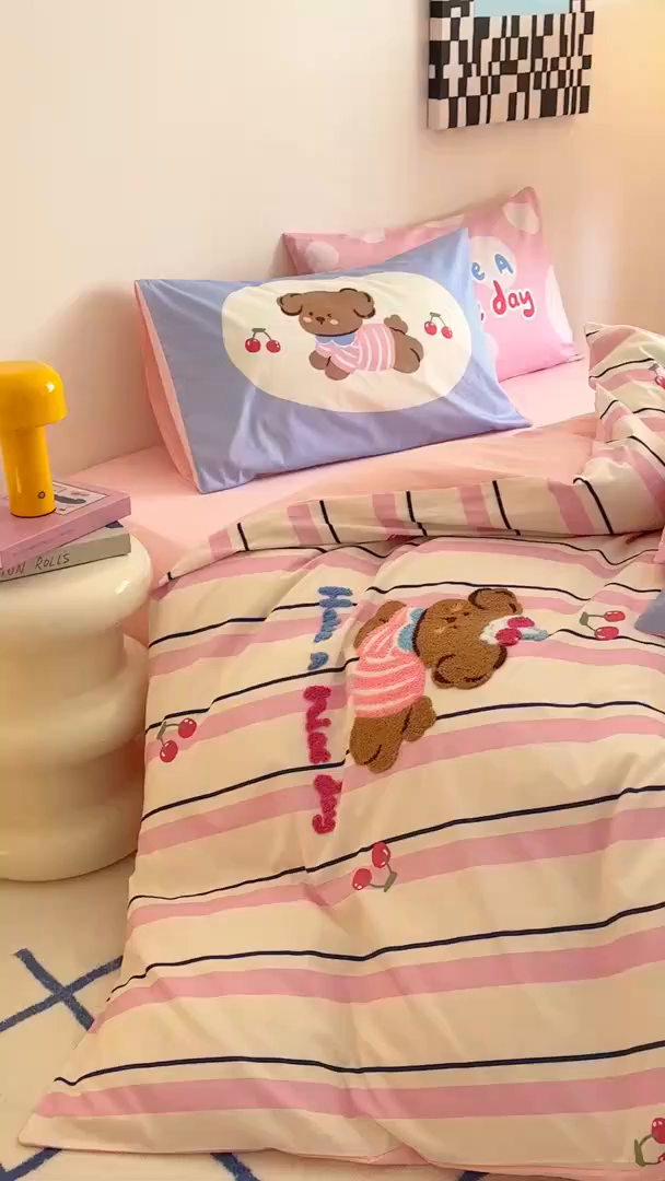 91家纺网 家纺一手货源 找家纺 锦彩家居 2025新款全棉13372数码印花毛巾绣四件套（提供买家秀） 樱桃小狗