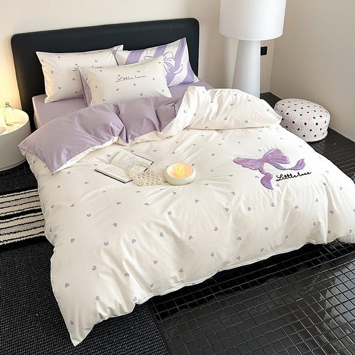 91家纺网 家纺一手货源 找家纺 锦彩家居 2025新款全棉13372数码印花毛巾绣四件套（提供买家秀） 紫色心情