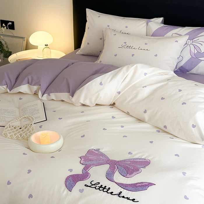 91家纺网 家纺一手货源 找家纺 锦彩家居 2025新款全棉13372数码印花毛巾绣四件套（提供买家秀） 紫色心情