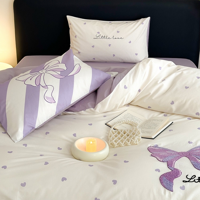 91家纺网 家纺一手货源 找家纺 锦彩家居 2025新款全棉13372数码印花毛巾绣四件套（提供买家秀） 紫色心情