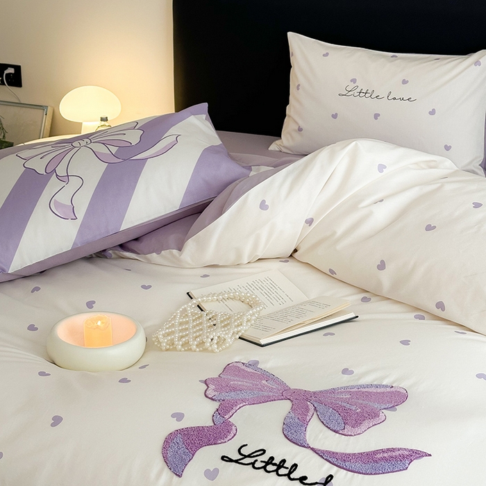 91家纺网 家纺一手货源 找家纺 锦彩家居 2025新款全棉13372数码印花毛巾绣四件套（提供买家秀） 紫色心情