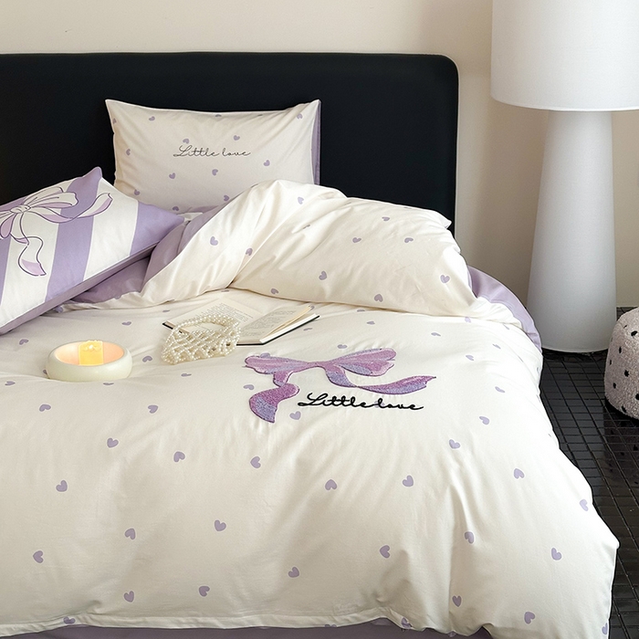 91家纺网 家纺一手货源 找家纺 锦彩家居 2025新款全棉13372数码印花毛巾绣四件套（提供买家秀） 紫色心情