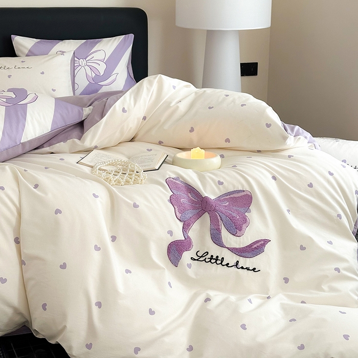 91家纺网 家纺一手货源 找家纺 锦彩家居 2025新款全棉13372数码印花毛巾绣四件套（提供买家秀） 紫色心情