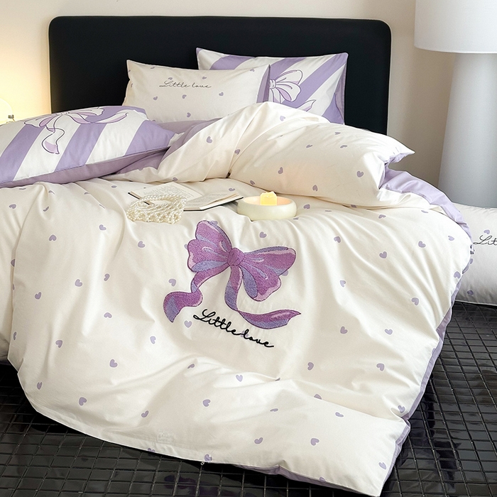 91家纺网 家纺一手货源 找家纺 锦彩家居 2025新款全棉13372数码印花毛巾绣四件套（提供买家秀） 紫色心情