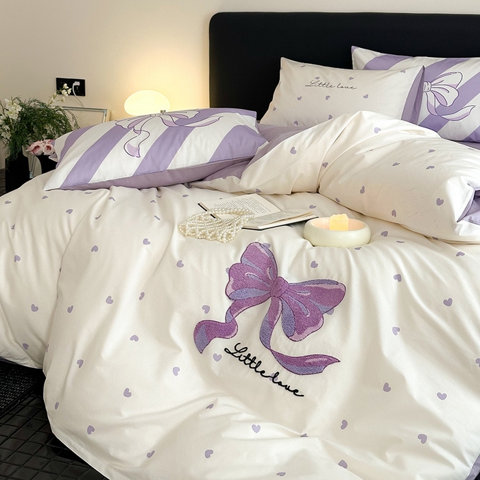 91家纺网 家纺一手货源 找家纺 锦彩家居 2025新款全棉13372数码印花毛巾绣四件套（提供买家秀） 紫色心情