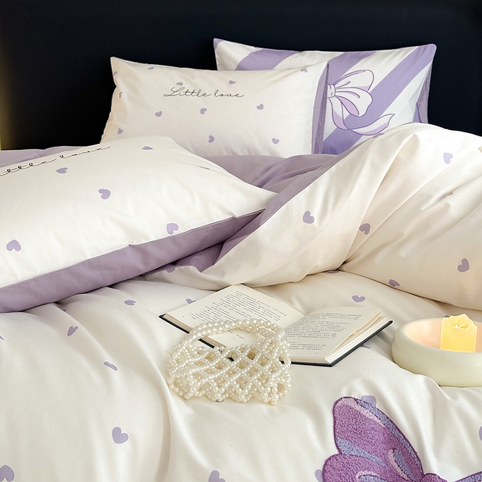 91家纺网 家纺一手货源 找家纺 锦彩家居 2025新款全棉13372数码印花毛巾绣四件套（提供买家秀） 紫色心情