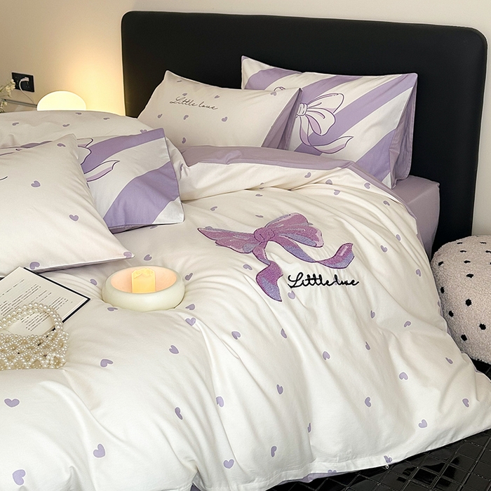 91家纺网 家纺一手货源 找家纺 锦彩家居 2025新款全棉13372数码印花毛巾绣四件套（提供买家秀） 紫色心情