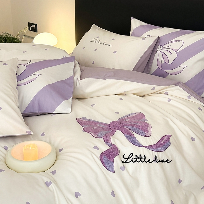 91家纺网 家纺一手货源 找家纺 锦彩家居 2025新款全棉13372数码印花毛巾绣四件套（提供买家秀） 紫色心情