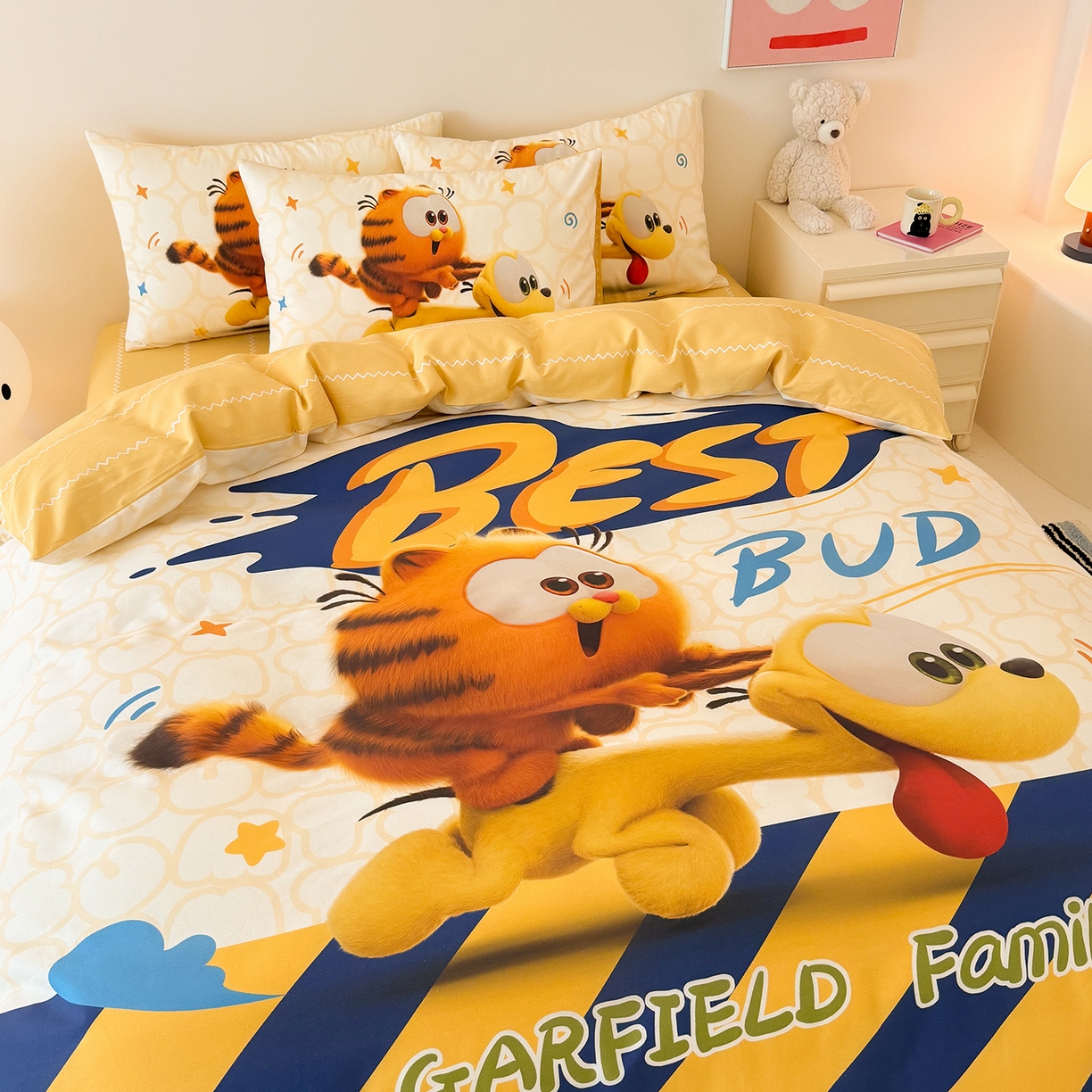 91家纺网 家纺一手货源 找家纺 锦彩家居 2025新款全棉数码印花卡通四件套-加菲猫系列 奔跑加菲