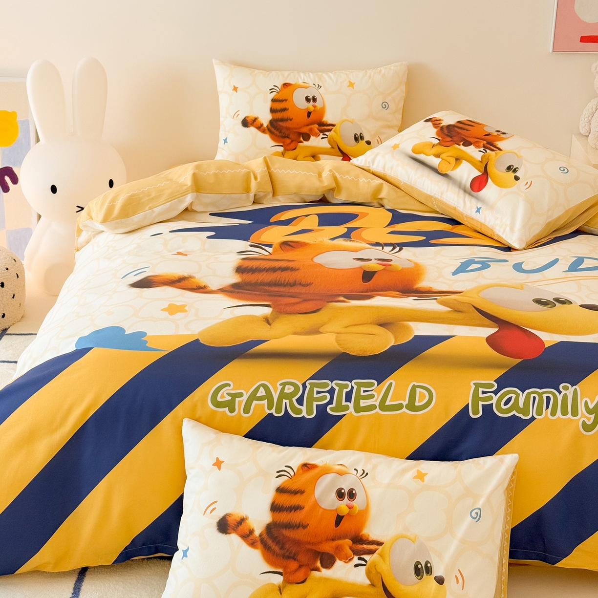 91家纺网 家纺一手货源 找家纺 锦彩家居 2025新款全棉数码印花卡通四件套-加菲猫系列 奔跑加菲