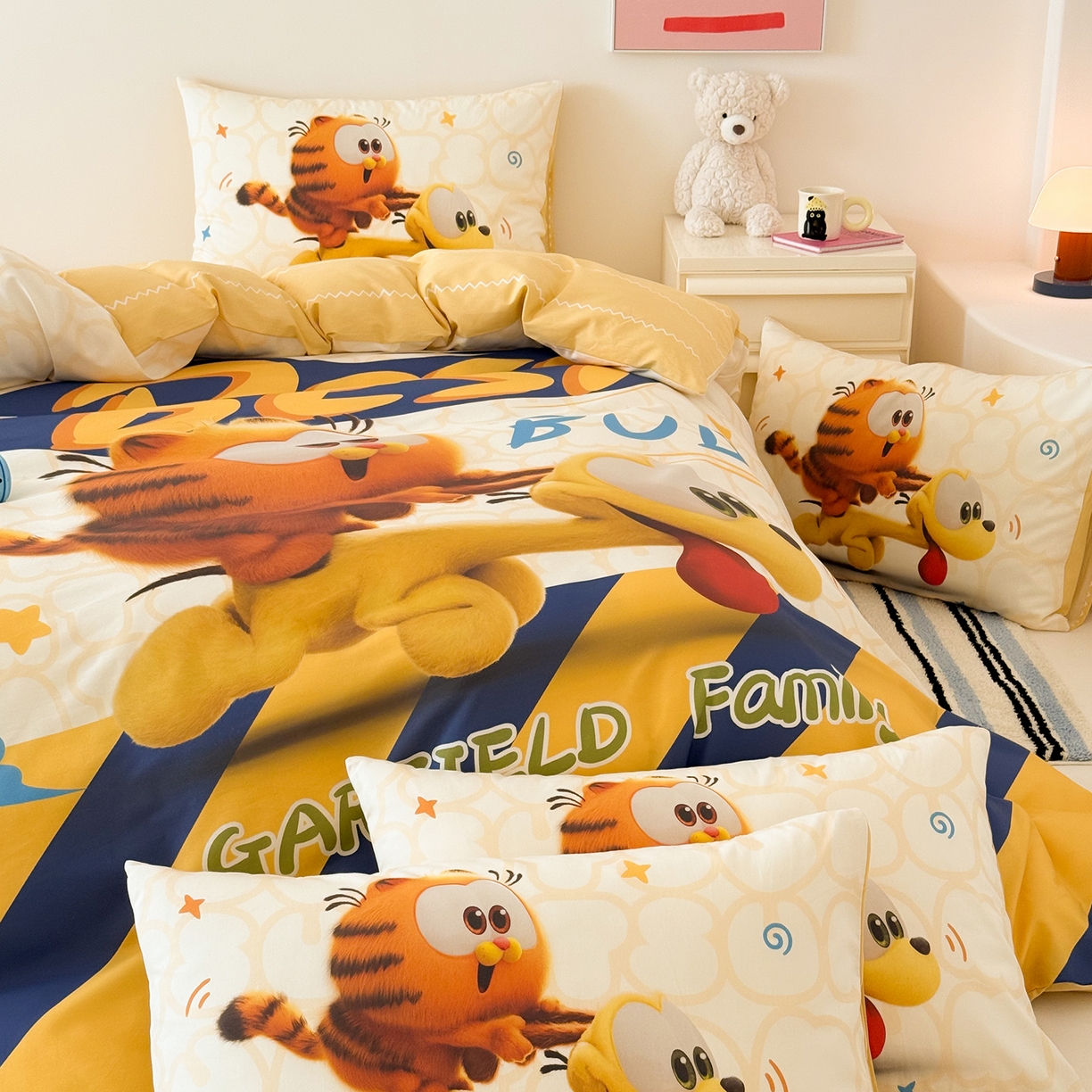 91家纺网 家纺一手货源 找家纺 锦彩家居 2025新款全棉数码印花卡通四件套-加菲猫系列 奔跑加菲