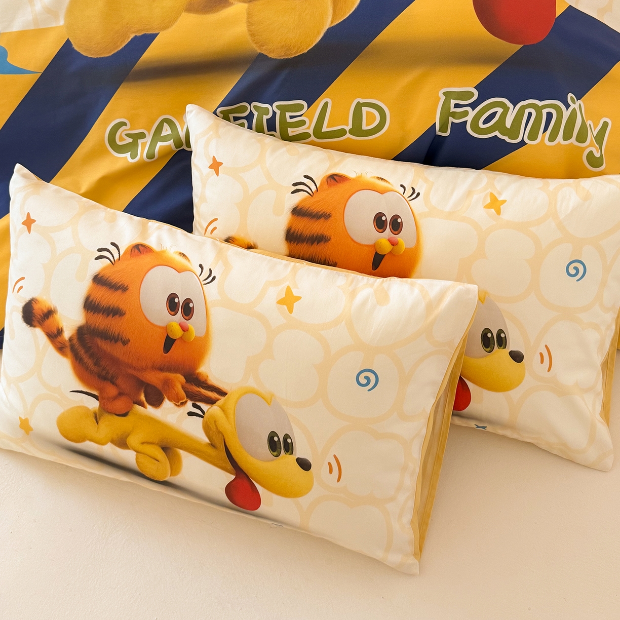 91家纺网 家纺一手货源 找家纺 锦彩家居 2025新款全棉数码印花卡通四件套-加菲猫系列 奔跑加菲