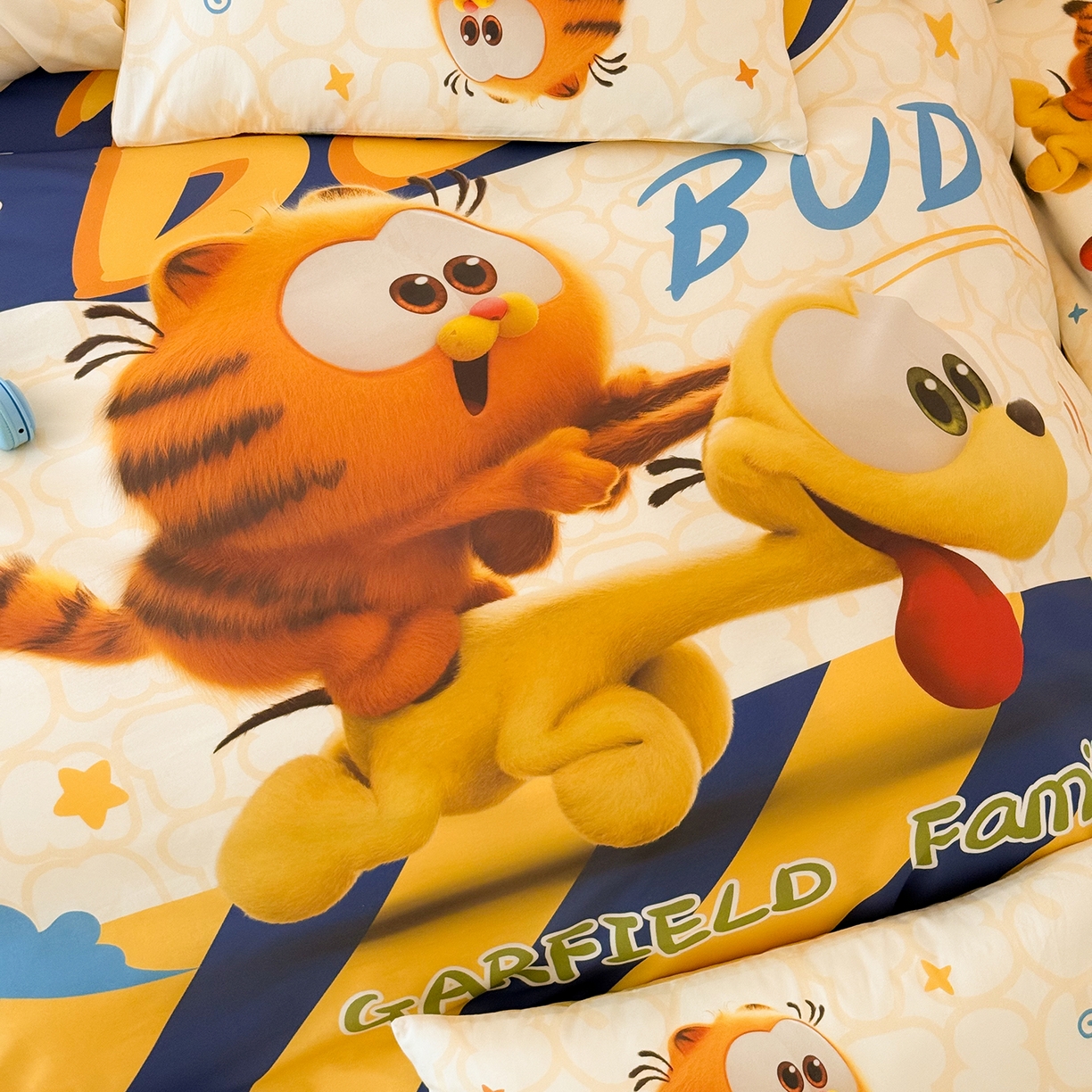 91家纺网 家纺一手货源 找家纺 锦彩家居 2025新款全棉数码印花卡通四件套-加菲猫系列 奔跑加菲