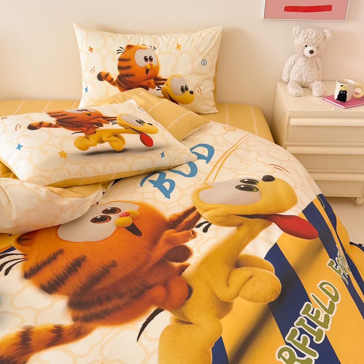 91家纺网 家纺一手货源 找家纺 锦彩家居 2025新款全棉数码印花卡通四件套-加菲猫系列 奔跑加菲