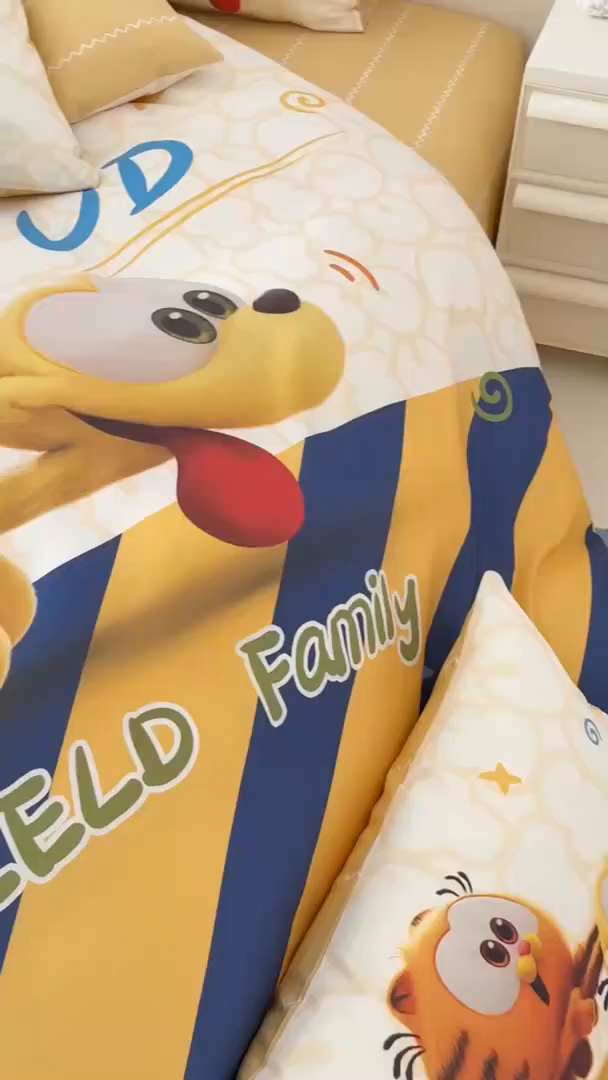 91家纺网 家纺一手货源 找家纺 锦彩家居 2025新款全棉数码印花卡通四件套-加菲猫系列 奔跑加菲