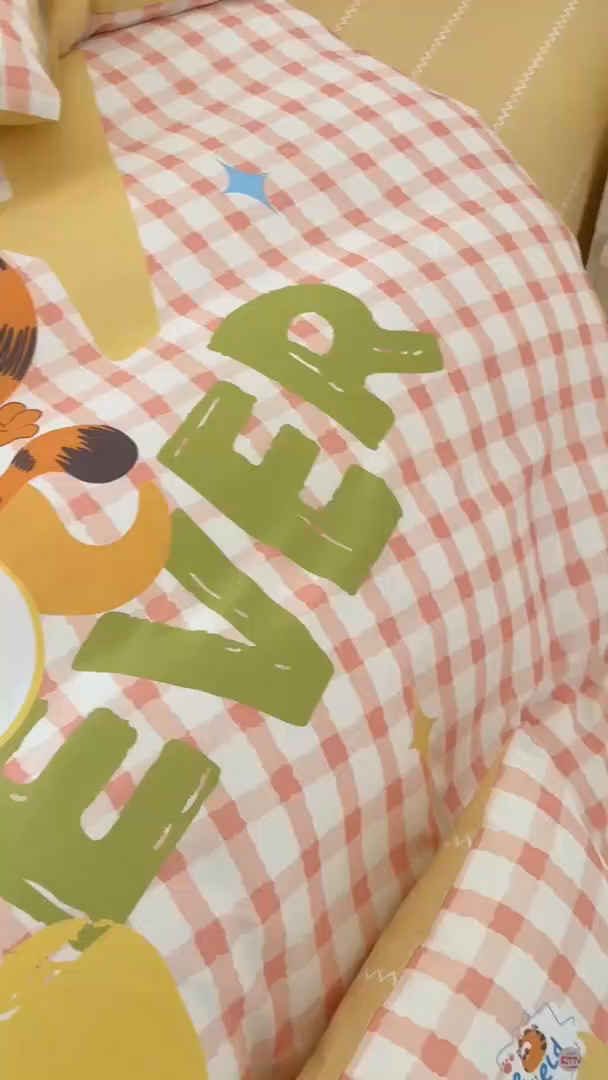 91家纺网 家纺一手货源 找家纺 锦彩家居 2025新款全棉数码印花卡通四件套-加菲猫系列 可爱加菲