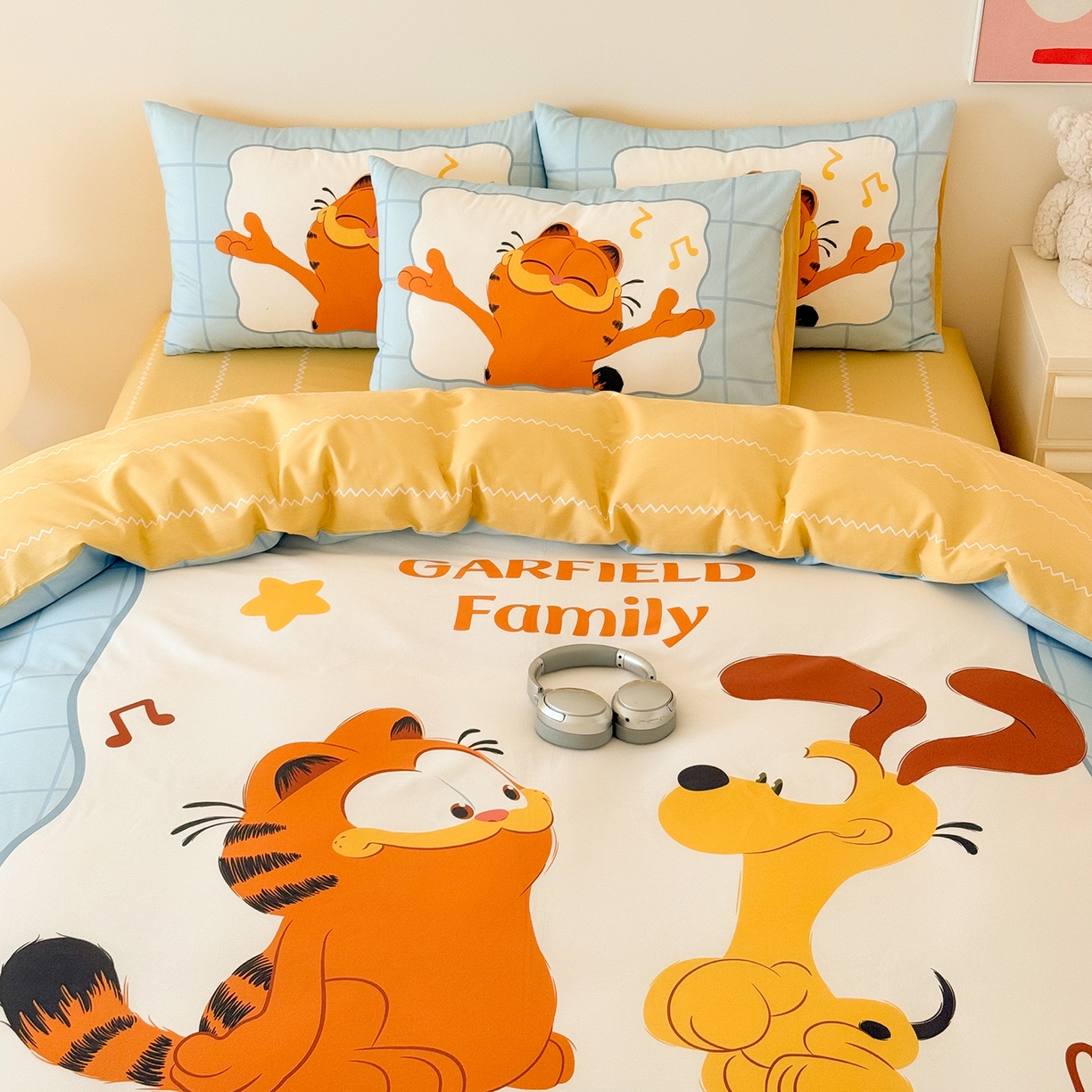 91家纺网 家纺一手货源 找家纺 锦彩家居 2025新款全棉数码印花卡通四件套-加菲猫系列 音乐加菲