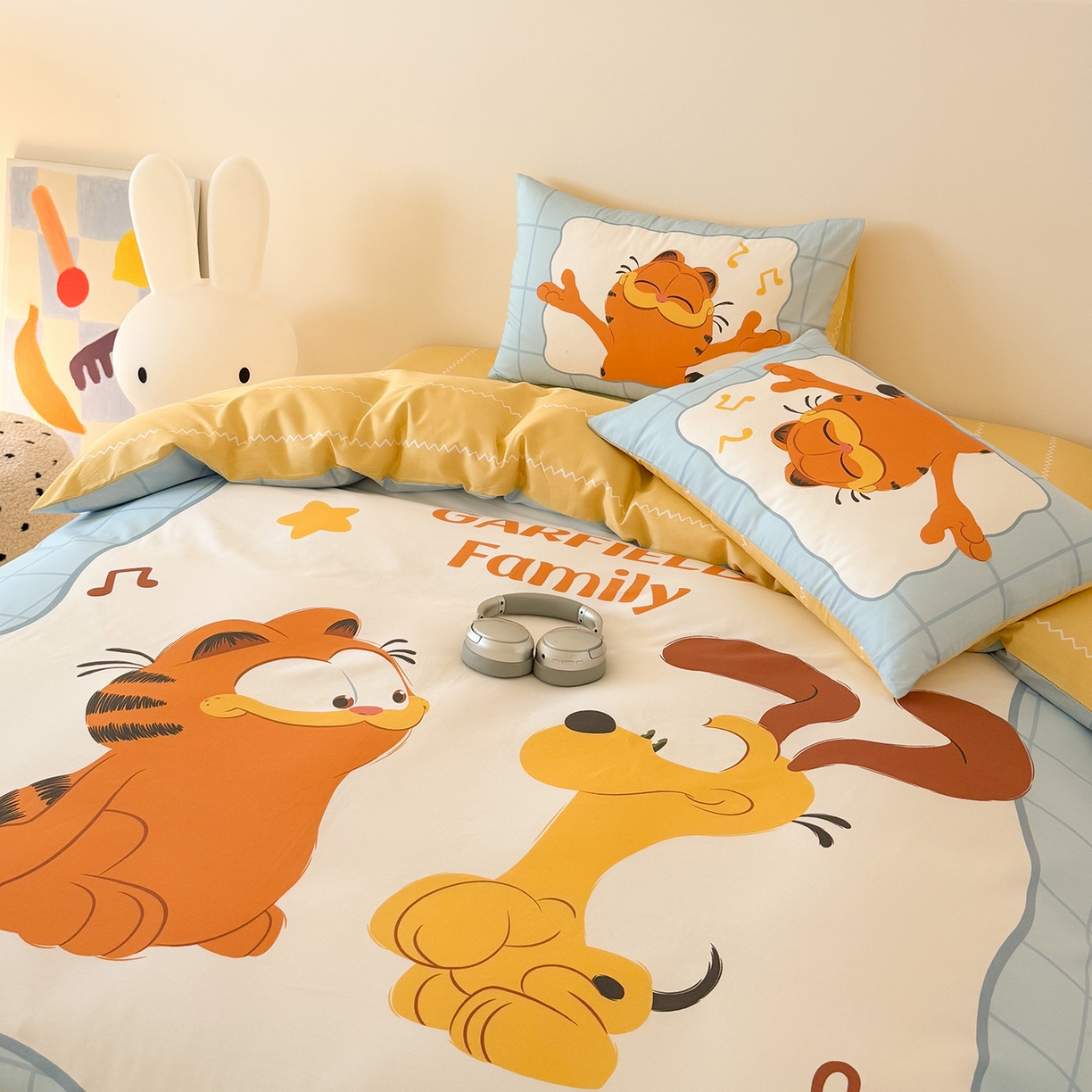 91家纺网 家纺一手货源 找家纺 锦彩家居 2025新款全棉数码印花卡通四件套-加菲猫系列 音乐加菲