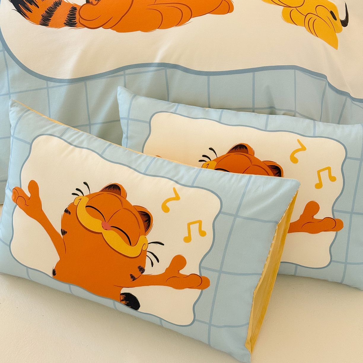 91家纺网 家纺一手货源 找家纺 锦彩家居 2025新款全棉数码印花卡通四件套-加菲猫系列 音乐加菲