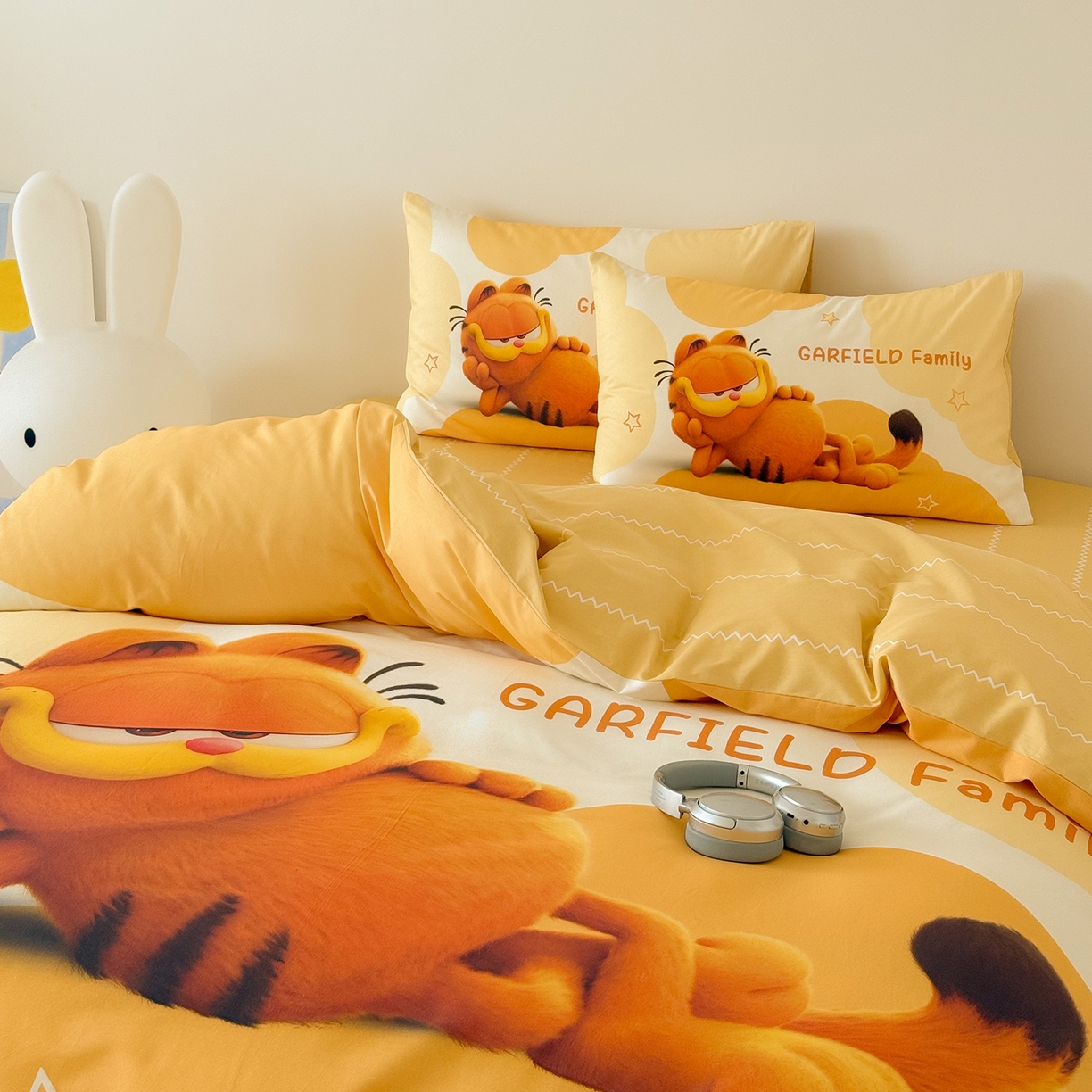 91家纺网 家纺一手货源 找家纺 锦彩家居 2025新款全棉数码印花卡通四件套-加菲猫系列 悠闲加菲