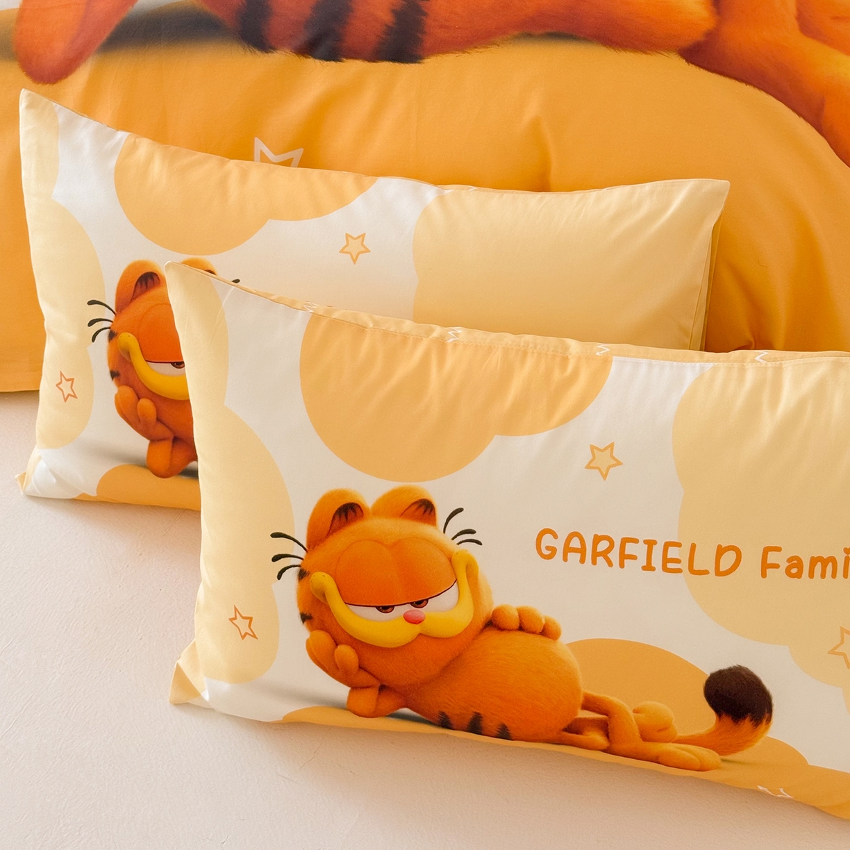 91家纺网 家纺一手货源 找家纺 锦彩家居 2025新款全棉数码印花卡通四件套-加菲猫系列 悠闲加菲