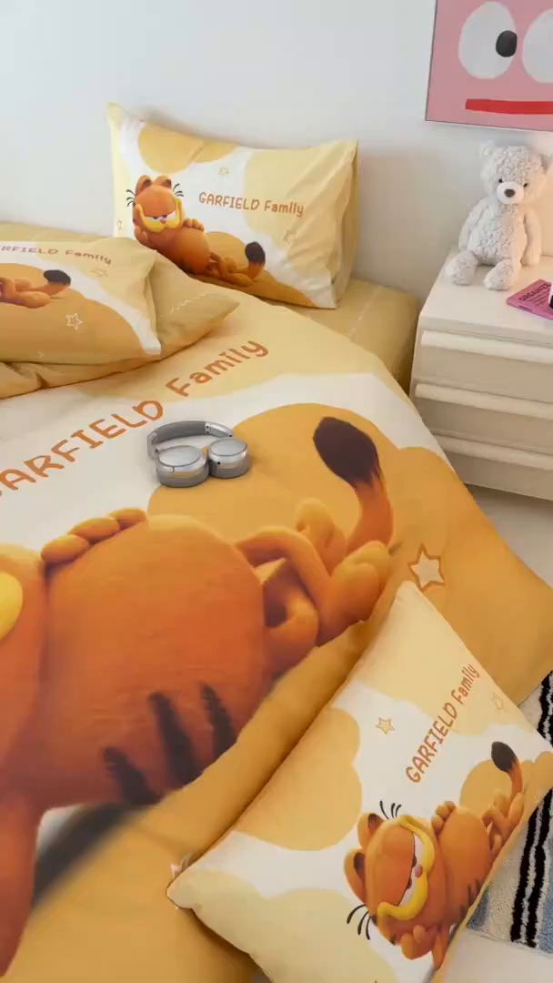 91家纺网 家纺一手货源 找家纺 锦彩家居 2025新款全棉数码印花卡通四件套-加菲猫系列 悠闲加菲