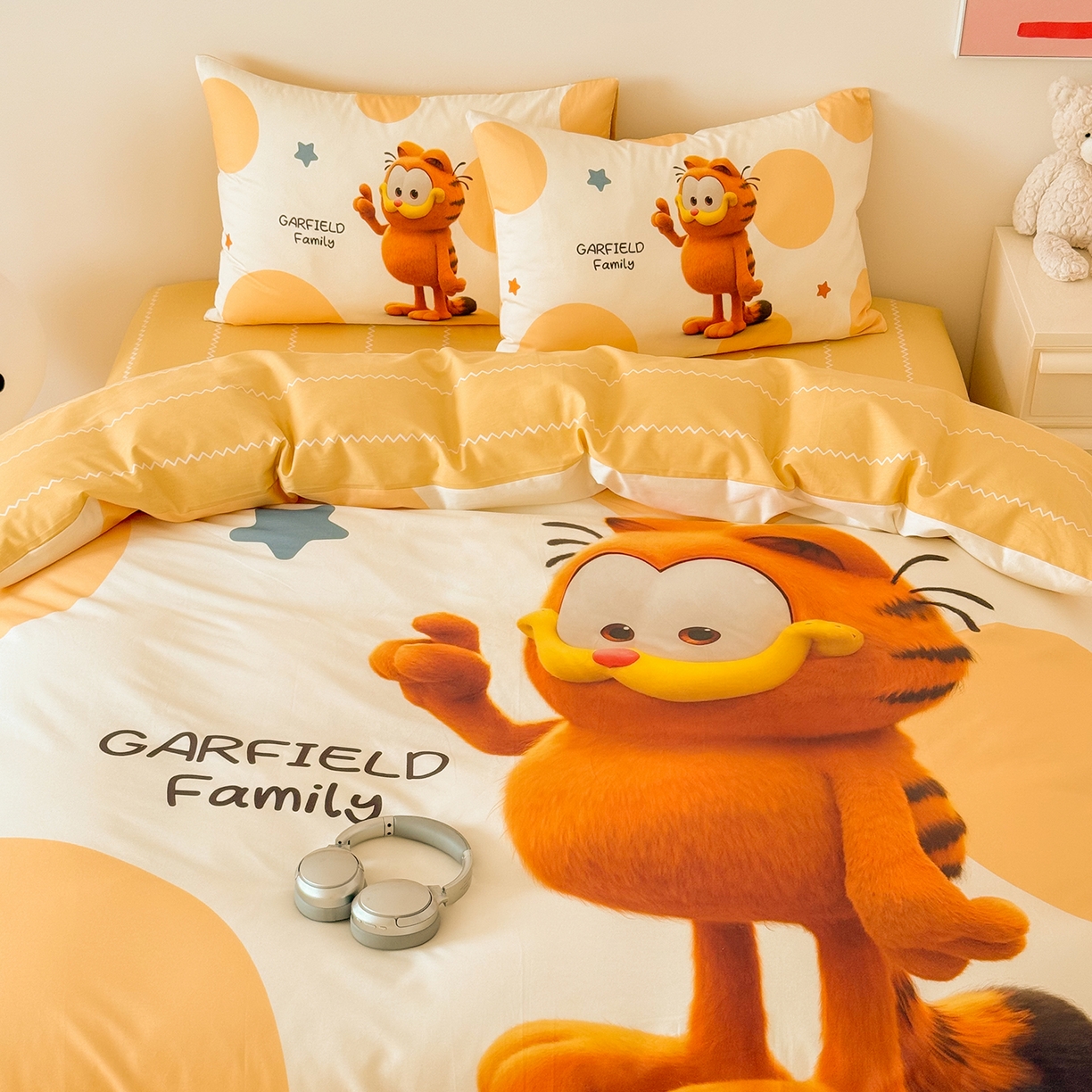 91家纺网 家纺一手货源 找家纺 锦彩家居 2025新款全棉数码印花卡通四件套-加菲猫系列 圆点加菲