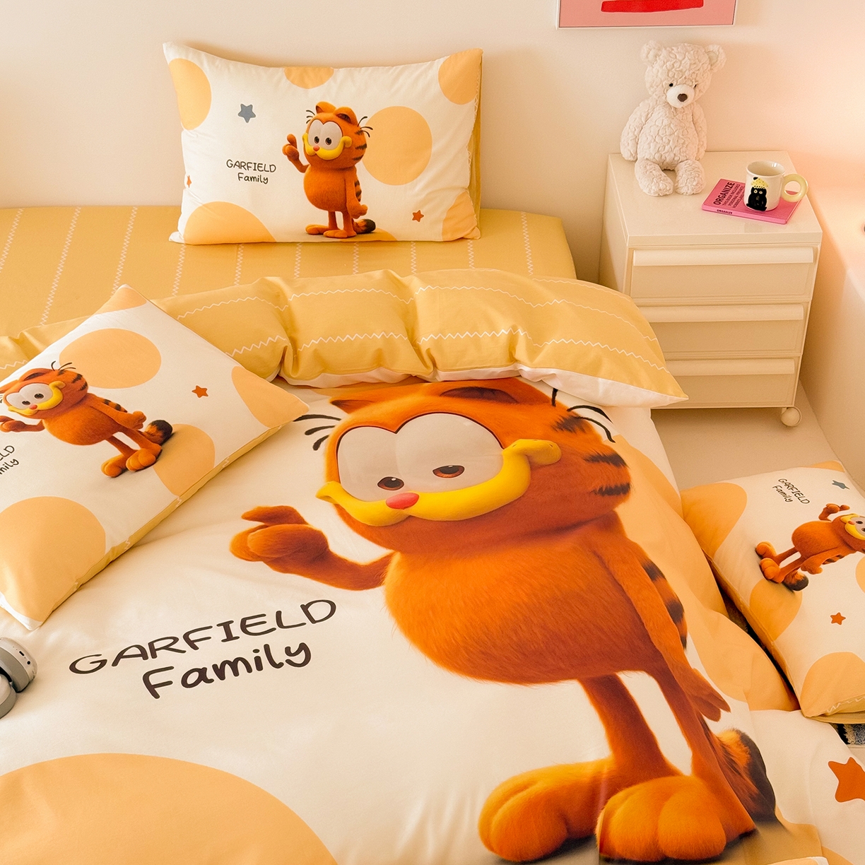 91家纺网 家纺一手货源 找家纺 锦彩家居 2025新款全棉数码印花卡通四件套-加菲猫系列 圆点加菲