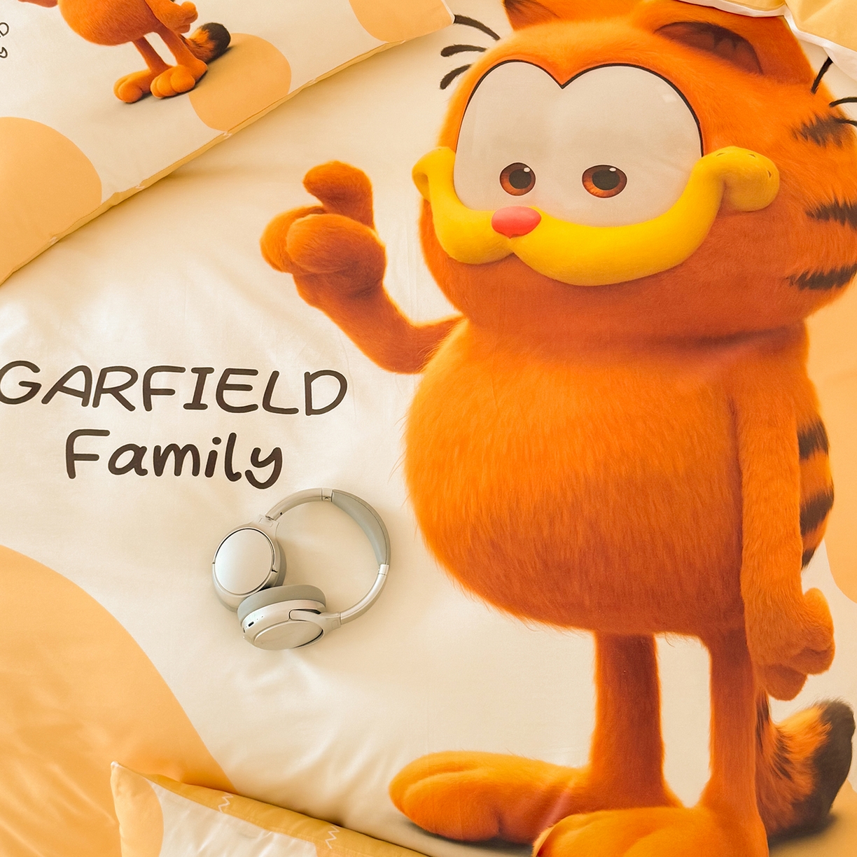 91家纺网 家纺一手货源 找家纺 锦彩家居 2025新款全棉数码印花卡通四件套-加菲猫系列 圆点加菲