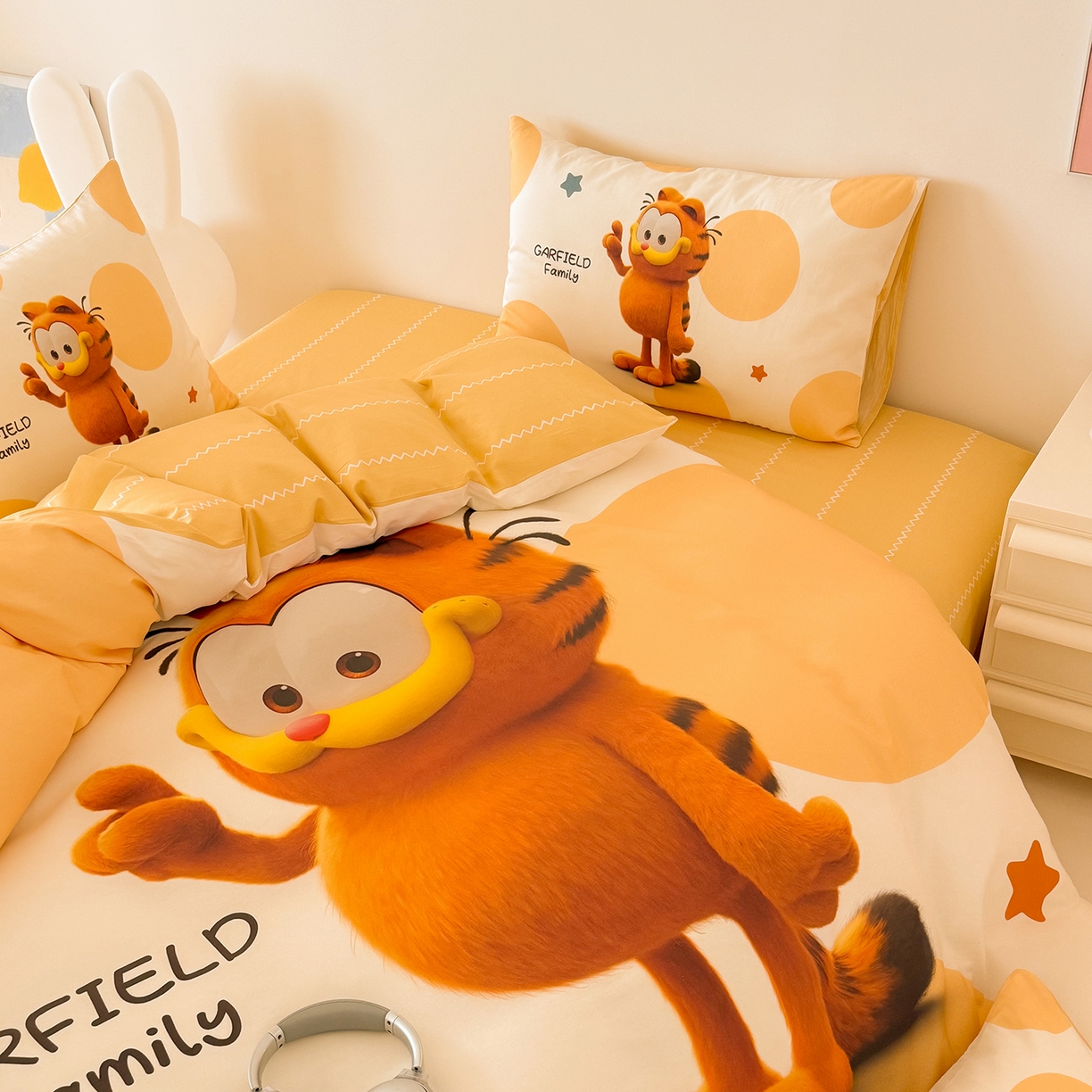 91家纺网 家纺一手货源 找家纺 锦彩家居 2025新款全棉数码印花卡通四件套-加菲猫系列 圆点加菲