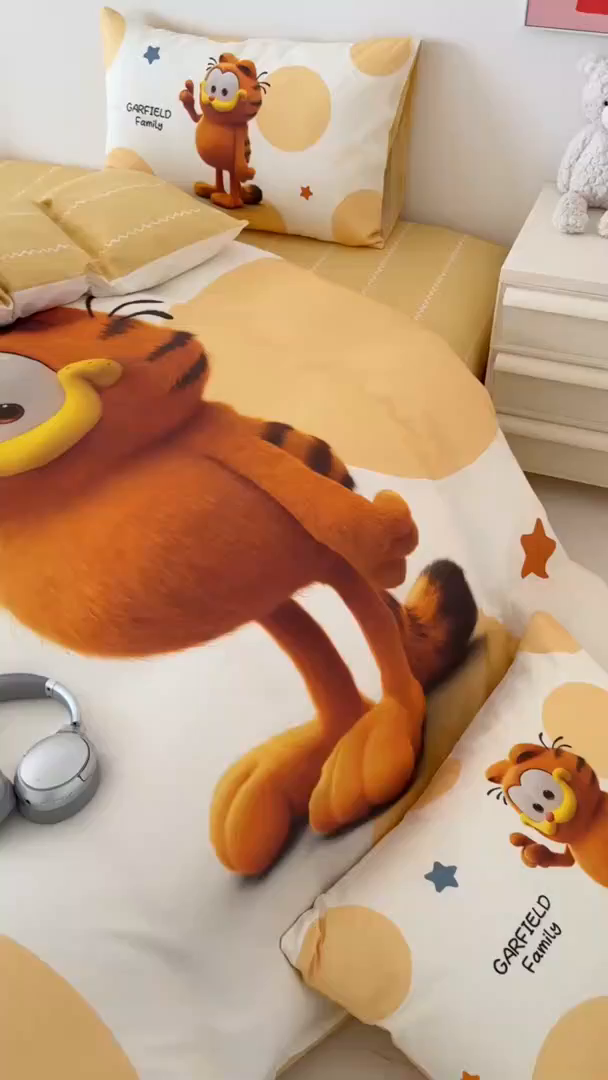 91家纺网 家纺一手货源 找家纺 锦彩家居 2025新款全棉数码印花卡通四件套-加菲猫系列 圆点加菲