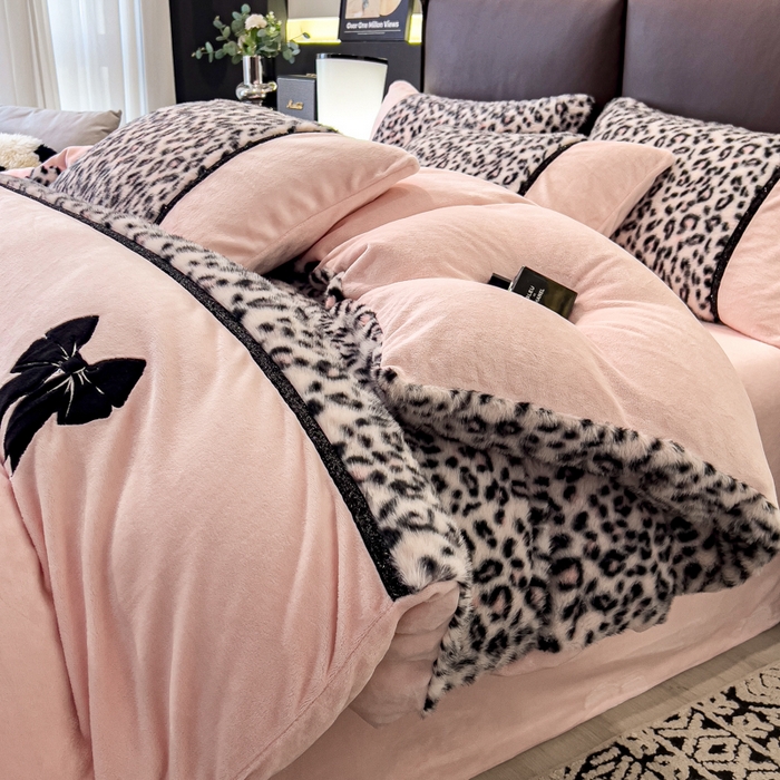 91家纺网 家纺一手货源 找家纺 九花鹿 2025新款水貂绒蝴蝶结豹纹四件套 蝴蝶结豹纹-粉