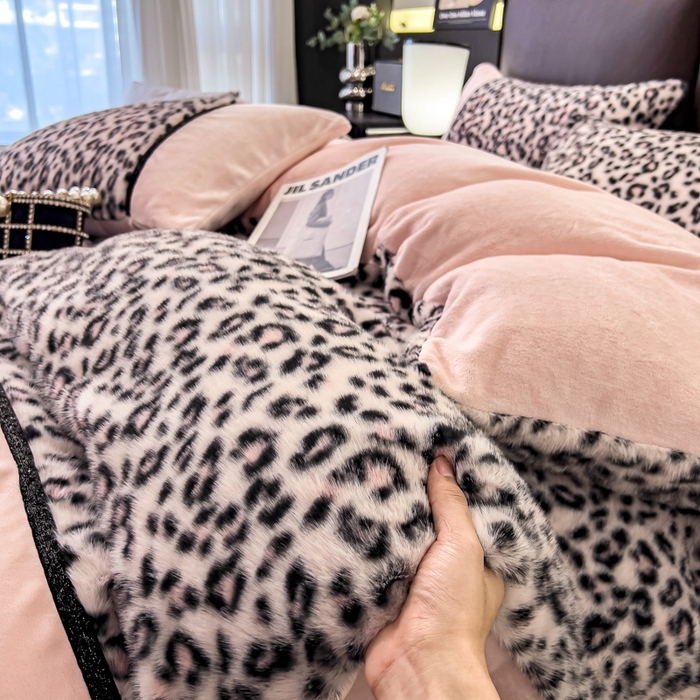 91家纺网 家纺一手货源 找家纺 九花鹿 2025新款水貂绒蝴蝶结豹纹四件套 蝴蝶结豹纹-粉