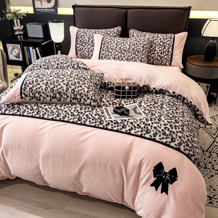 91家纺网 家纺一手货源 找家纺 九花鹿 2025新款水貂绒蝴蝶结豹纹四件套 蝴蝶结豹纹-粉