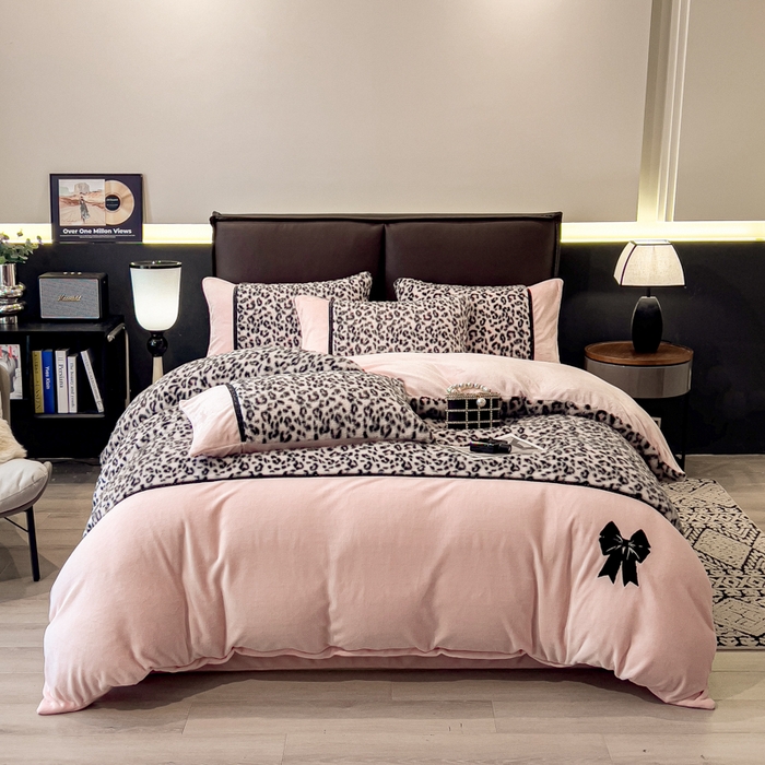 91家纺网 家纺一手货源 找家纺 九花鹿 2025新款水貂绒蝴蝶结豹纹四件套 蝴蝶结豹纹-粉