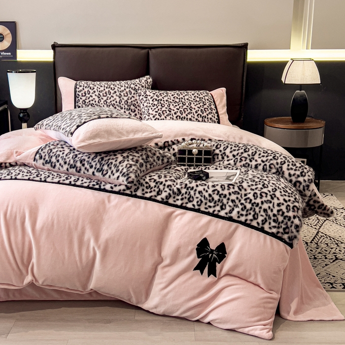 91家纺网 家纺一手货源 找家纺 九花鹿 2025新款水貂绒蝴蝶结豹纹四件套 蝴蝶结豹纹-粉