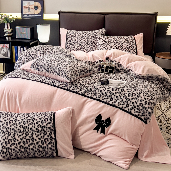 91家纺网 家纺一手货源 找家纺 九花鹿 2025新款水貂绒蝴蝶结豹纹四件套 蝴蝶结豹纹-粉