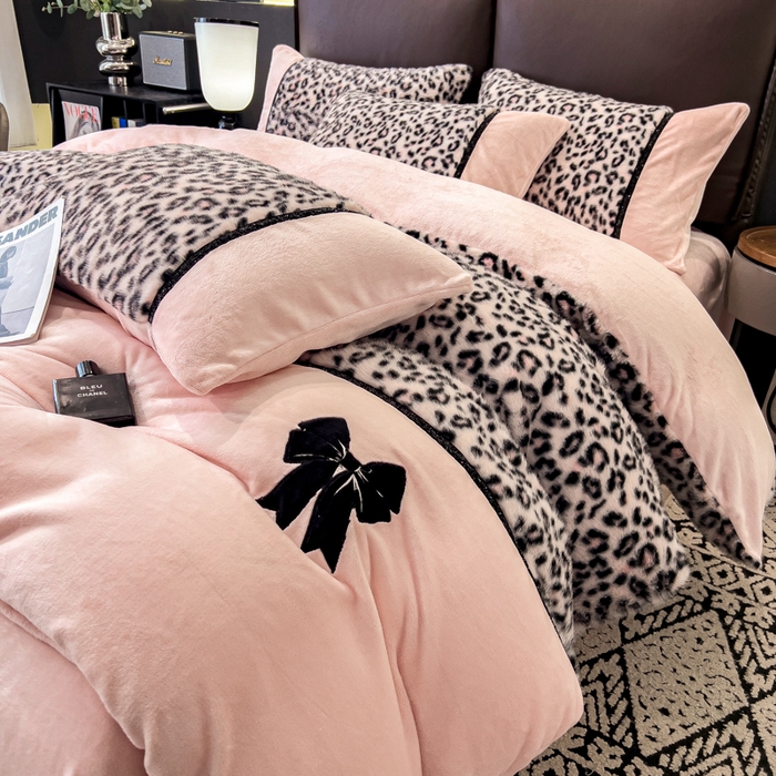 91家纺网 家纺一手货源 找家纺 九花鹿 2025新款水貂绒蝴蝶结豹纹四件套 蝴蝶结豹纹-粉