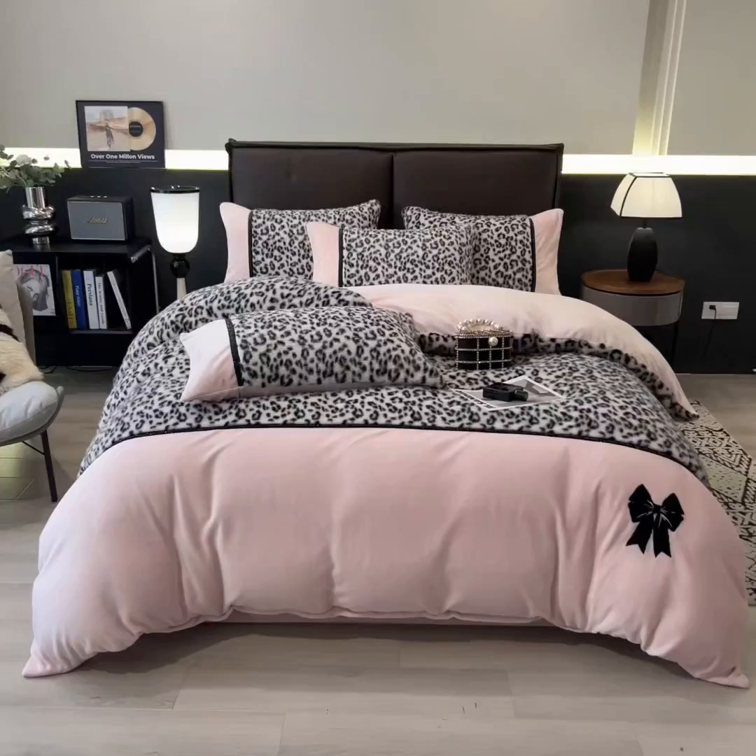 91家纺网 家纺一手货源 找家纺 九花鹿 2025新款水貂绒蝴蝶结豹纹四件套 蝴蝶结豹纹-粉