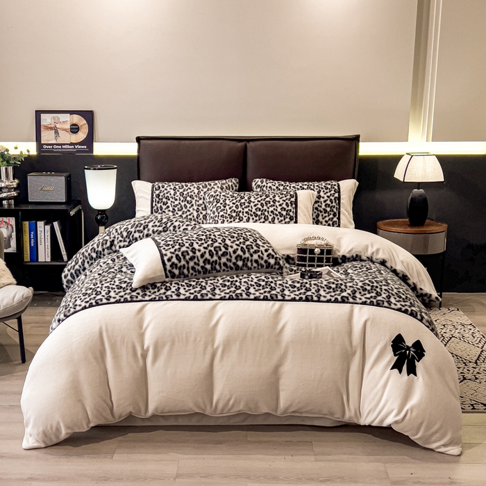 91家纺网 家纺一手货源 找家纺 九花鹿 2025新款水貂绒蝴蝶结豹纹四件套 蝴蝶结豹纹-灰