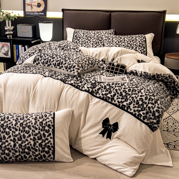 91家纺网 家纺一手货源 找家纺 九花鹿 2025新款水貂绒蝴蝶结豹纹四件套 蝴蝶结豹纹-灰