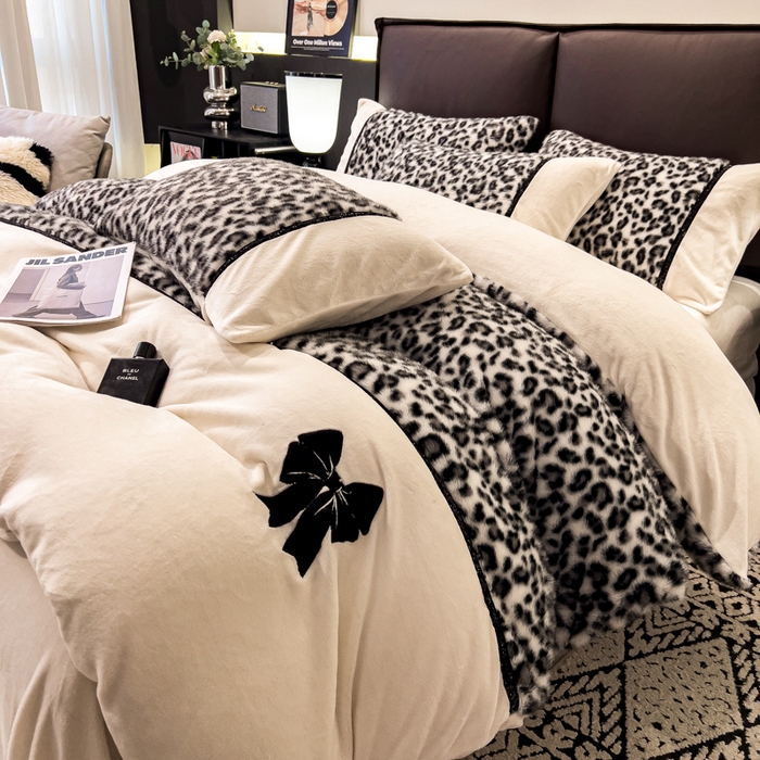 91家纺网 家纺一手货源 找家纺 九花鹿 2025新款水貂绒蝴蝶结豹纹四件套 蝴蝶结豹纹-灰