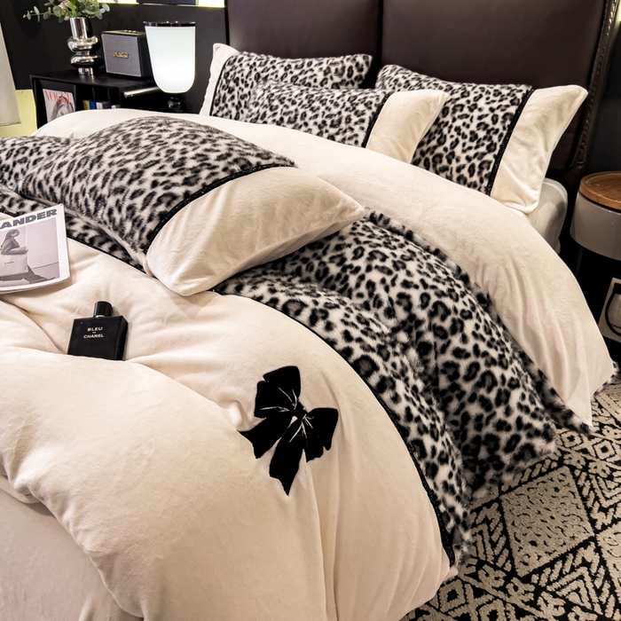 91家纺网 家纺一手货源 找家纺 九花鹿 2025新款水貂绒蝴蝶结豹纹四件套 蝴蝶结豹纹-灰