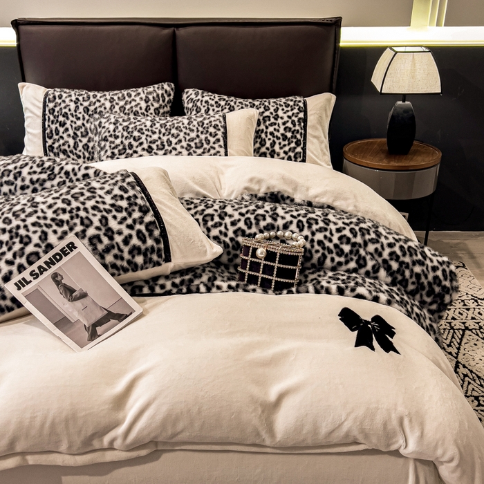 91家纺网 家纺一手货源 找家纺 九花鹿 2025新款水貂绒蝴蝶结豹纹四件套 蝴蝶结豹纹-灰