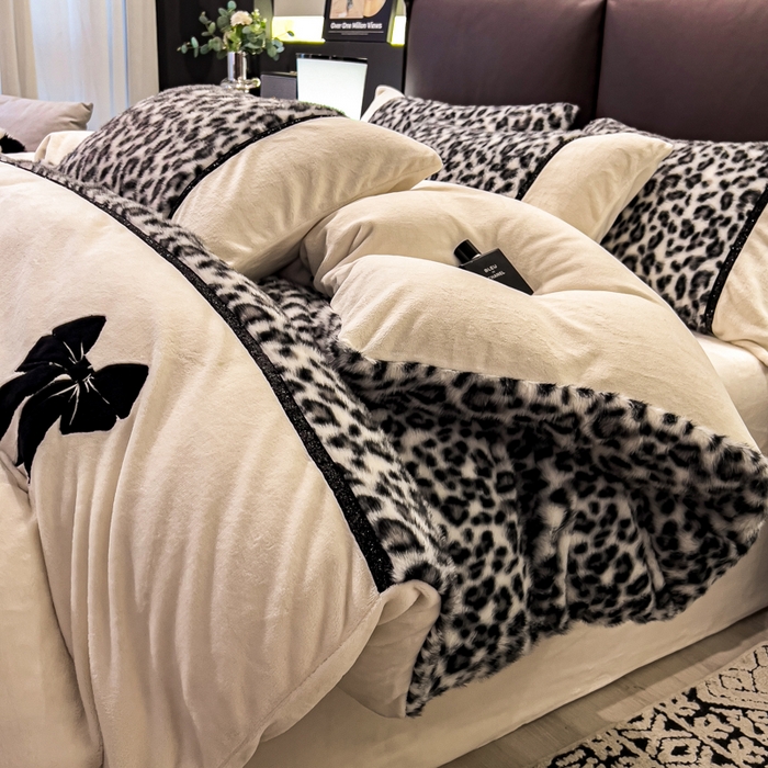 91家纺网 家纺一手货源 找家纺 九花鹿 2025新款水貂绒蝴蝶结豹纹四件套 蝴蝶结豹纹-灰