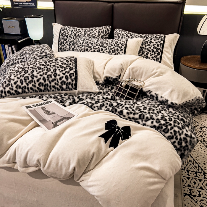 91家纺网 家纺一手货源 找家纺 九花鹿 2025新款水貂绒蝴蝶结豹纹四件套 蝴蝶结豹纹-灰