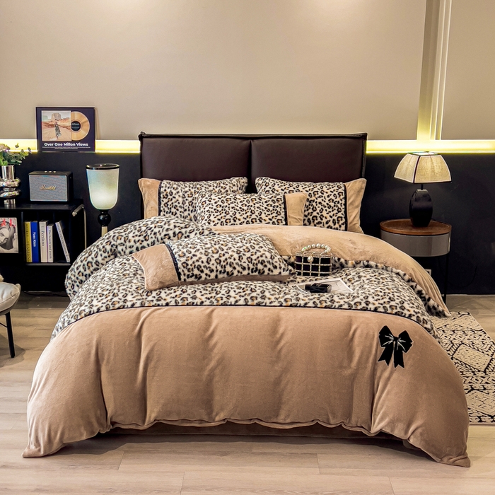 91家纺网 家纺一手货源 找家纺 九花鹿 2025新款水貂绒蝴蝶结豹纹四件套 蝴蝶结豹纹-咖