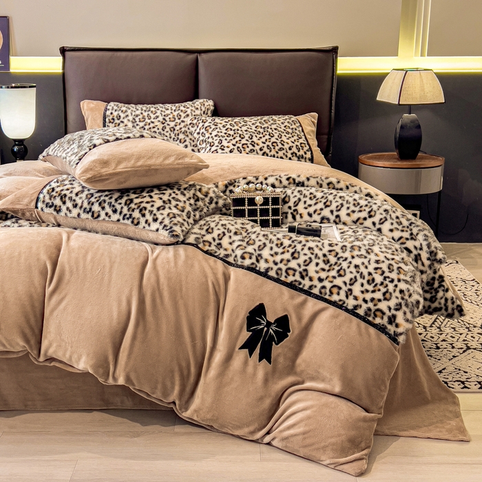 91家纺网 家纺一手货源 找家纺 九花鹿 2025新款水貂绒蝴蝶结豹纹四件套 蝴蝶结豹纹-咖