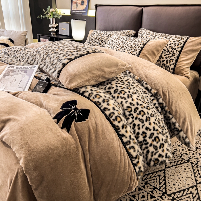 91家纺网 家纺一手货源 找家纺 九花鹿 2025新款水貂绒蝴蝶结豹纹四件套 蝴蝶结豹纹-咖